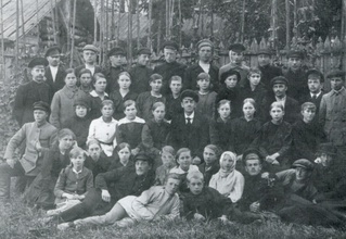 Хор Евангела Яхлакова. Дочь диакона Алексия Кубасова Ольга  — третья справа в ряду сидящих девочек