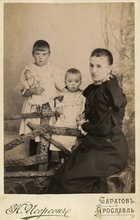 Лидия Ивановна с дочерьми. 1890-е. <br>Ист.: Образы и судьбы