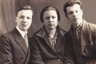 Дети отца Петра (слева направо): Леонид, Нина, Дмитрий. Не позднее 1941. На обороте надпись: «Хранить вечно!» (Из семейного архива Л. Д. Вишнева)