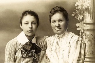 Супруга священника Александра Зыкова Надежда Афанасьевна с дочерью Антониной (из семейного архива Л. Д. Вишнева)