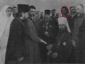 Священномученик Владимир (Богоявленский) в Петроградском церковно-приходском лазарете. Третий справа — диакон Симеон Шевцов. 1915
