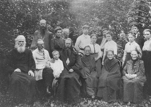Епископ Александр (Трапицын) (в центре), крайний слева — его отец, протоиерей Иоанн Трапицын<br>Ист.: fond.ru