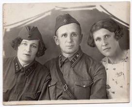 Орфеевы Софья Александровна (дочь), Константин Александрович и Елизавета Алексеевна. Харьков, 1941 г.