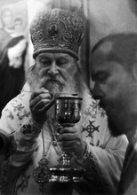 Архиепископ Гурий причащает. Днепропетровск, 2-я пол. 1950-х