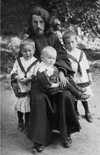 Священник Сергий Кедров с детьми (слева направо): Любовь, Александр, Валентина. 1913.<br>Ист.: Священномученик Сергий (Кедров) ...