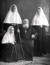 Отец Николай со своими духовными чадами<br>Ист.: Харьковский Серафим ...