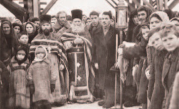 Протоиерей Сергий Бирилов — в центре,
слева от него — иерей Иоанн Цепенников. На Иордане в Осинке, около моста через р. Осинка, 1947 г.<br>Ист.: Пристань земных радостей и надежд ... С. 31
