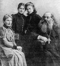 Протоиерей Николай Бежаницкий с семьей. 1908<br>Ист.: fond.ru