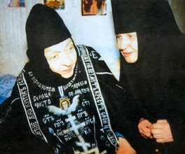 Схимонахиня Елисавета (Васильчикова) со своей келейницей монахиней Пафнутией (справа)<br>Ист.: Сергиево благословение