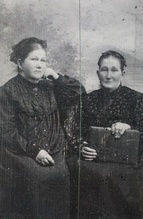 Алевтина и Лидия Чернышевы, дочери протоиерея Андрея Чернышева<br><i>Фотография  предоставлена Александром Перевощиковым, внуком Лидии Андреевны Никулиной (Чернышевой)</i>