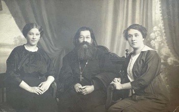 Отец Василий с дочерьми. Казань, 1909<br><i>Фотогорафии предоставлены исследователем Николаем Лапиным</i>